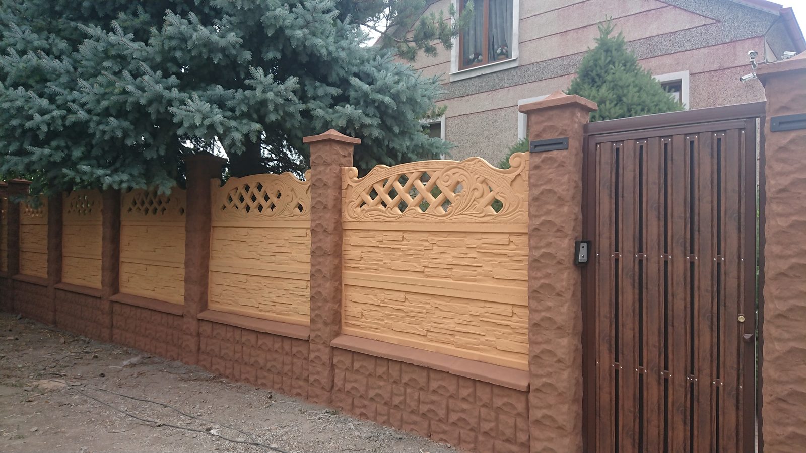 Готовый декоративный железобетонный забор с фактурными секциями и воротами